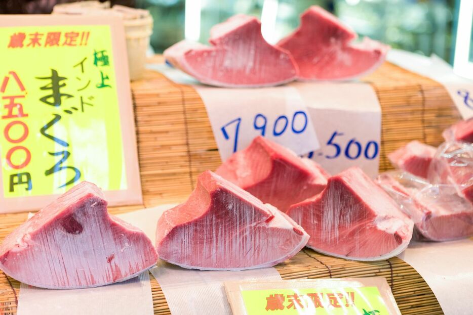 年末の鮮魚店で、「極上インド」として高値で販売されるミナミマグロのブロック　写真：PIXTA