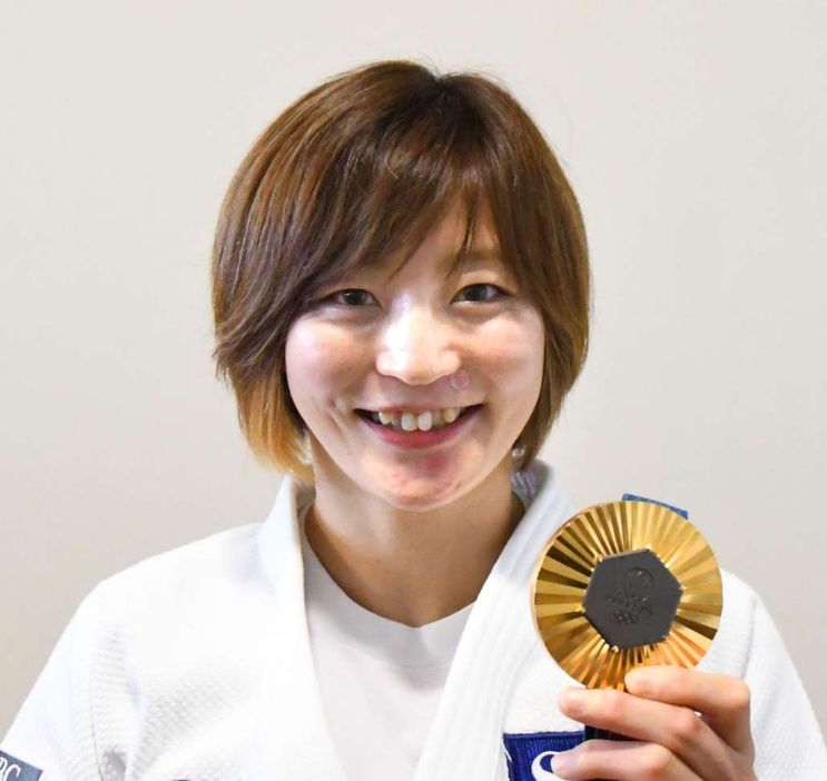 パリ五輪柔道女子４８キロ級の金メダルを披露する角田夏実選手＝１日、鹿児島市永吉１丁目の西原商会アリーナ