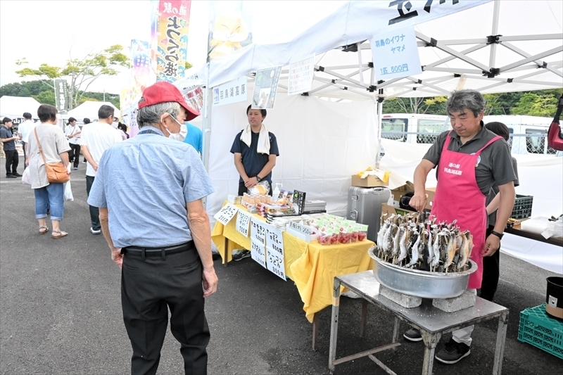 特産品が並んだふくしま道の駅・空の駅まつり会場