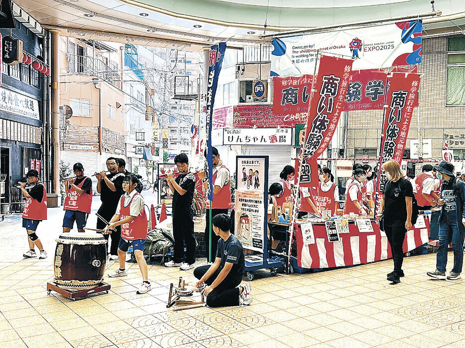 特産品や復旧状況を紹介する七尾市能登香島中の生徒＝大阪市内