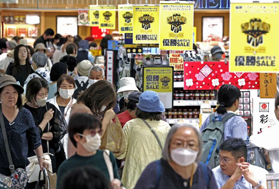 大丸福岡天神店で始まったプロ野球のソフトバンクホークス優勝記念セール＝24日午前、福岡市