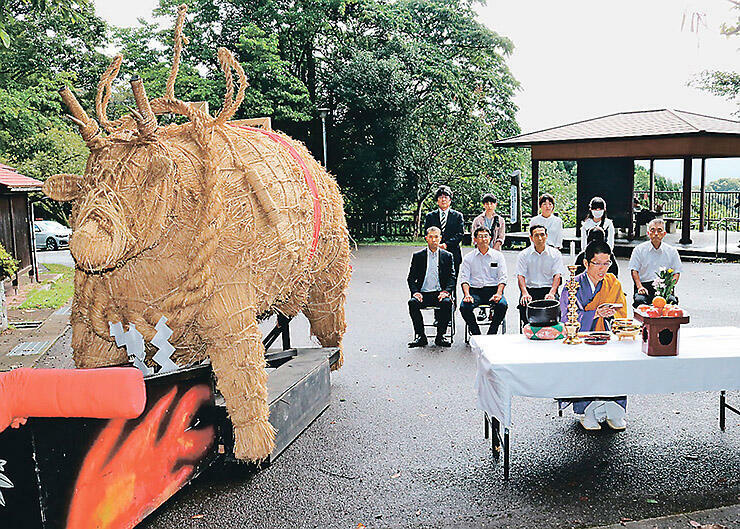 長年の無事開催に感謝するとともに、今年も安全に行われるよう祈願する実行委員ら=倶利伽羅県定公園