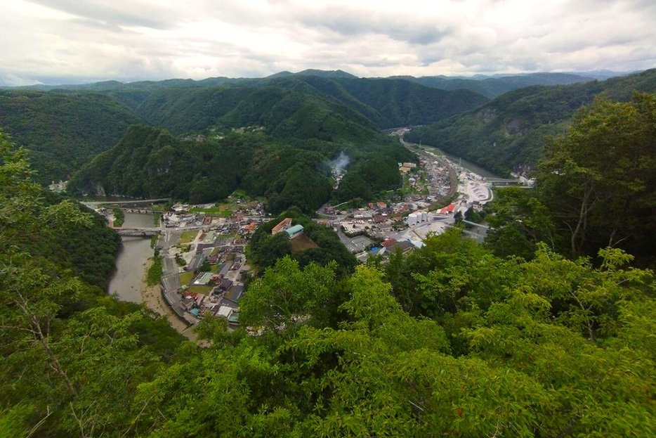 岡山県新見市は、高梁川の源流に位置し、カルスト台地が広がっており、複数の鍾乳洞が点在。JR岡山駅から高梁川沿いを走るJR伯備線特急「やくも」で所要約1時間