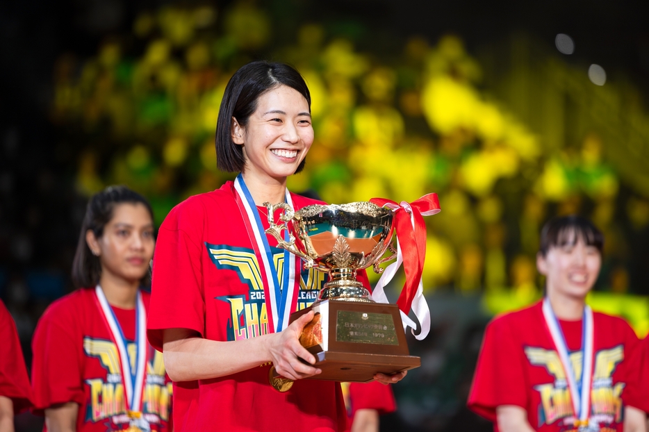 ラストシーズンとなった2023-24Vリーグでは最高殊勲選手賞を獲得。有終の美を飾った