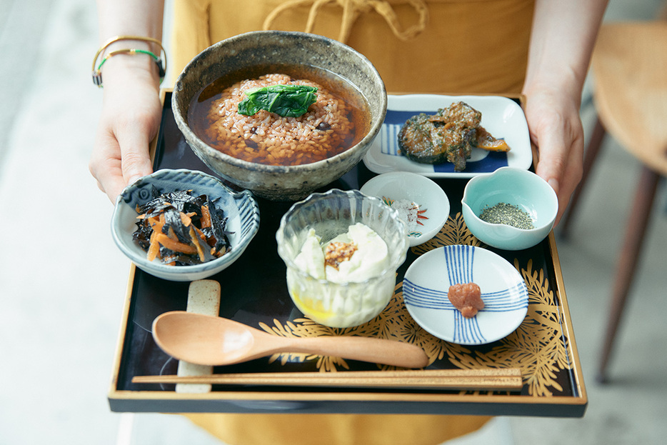 「滋賀旭27号」の玄米ご飯、大和当帰だし、隠岐の島のあらめの一品、季節の野菜料理、練梅、豆腐料理、星屑昆布と新月の塩。1,500円。