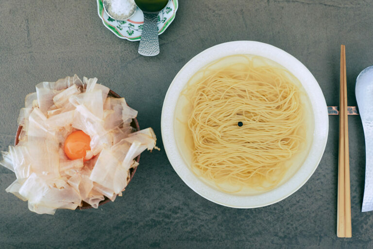 極細の自家製麺でだしを味わう「すnewめん」1,200円。塩とオリーブオイルでまぐろ節を堪能する「まぐろ節のたまごかけごはん」900円。