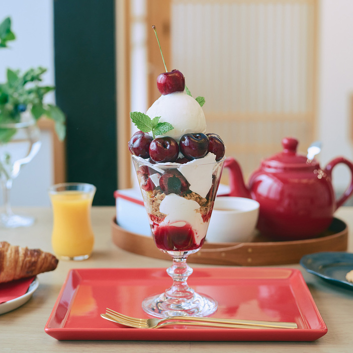 内容はほぼ月替わり。写真は5 月中旬～6月末のさくらんぼのパフェ。焼きたてクロワッサン、コールドプレスジュース、オリジナルティーと小菓子のセット3,800円。