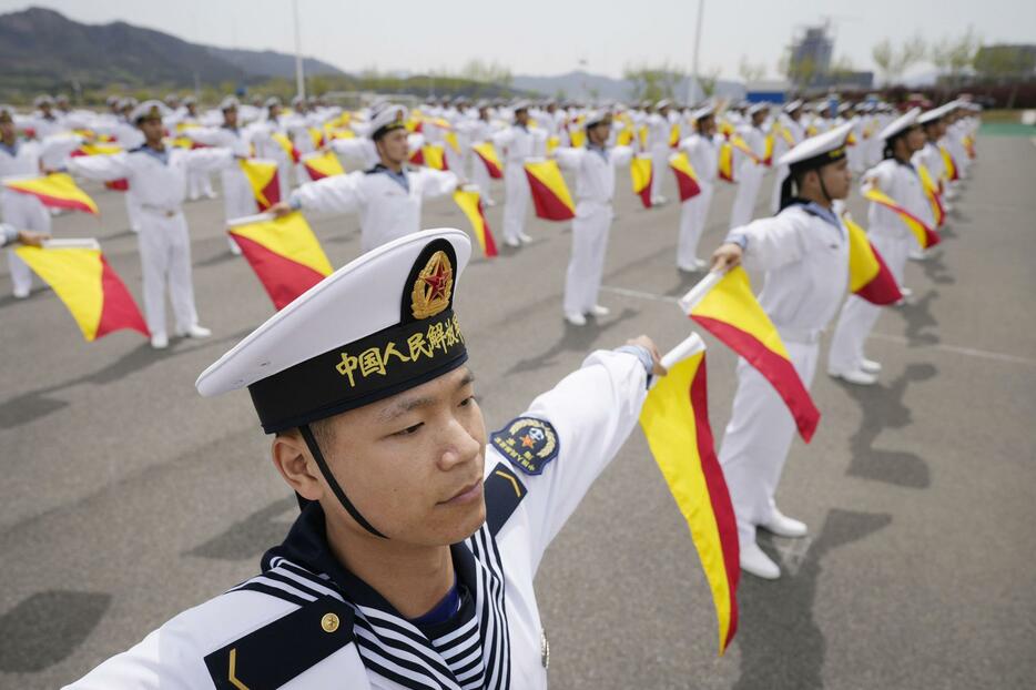 中国人民解放軍の教育機関で訓練を受ける若者たち＝4月、中国山東省青島市（共同）