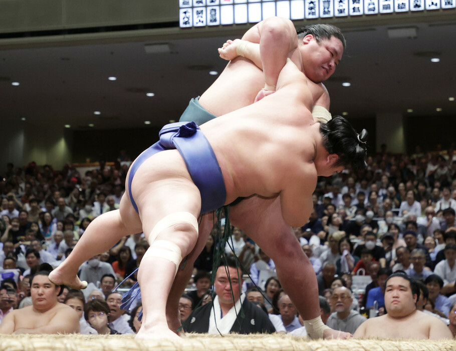 錦木（奥）は小手投げで若隆景を破る＝１８日、東京・両国国技館