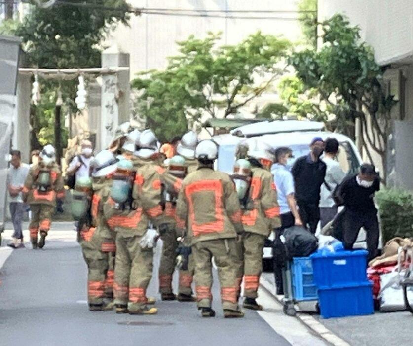 病院付近を調べる消防隊∥2日午前9時55分、広島市中区中島町