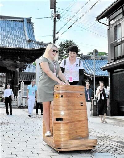 自動走行モビリティーに乗って寺町通りを観光する参加者=9月12日、福井県越前市京町3丁目