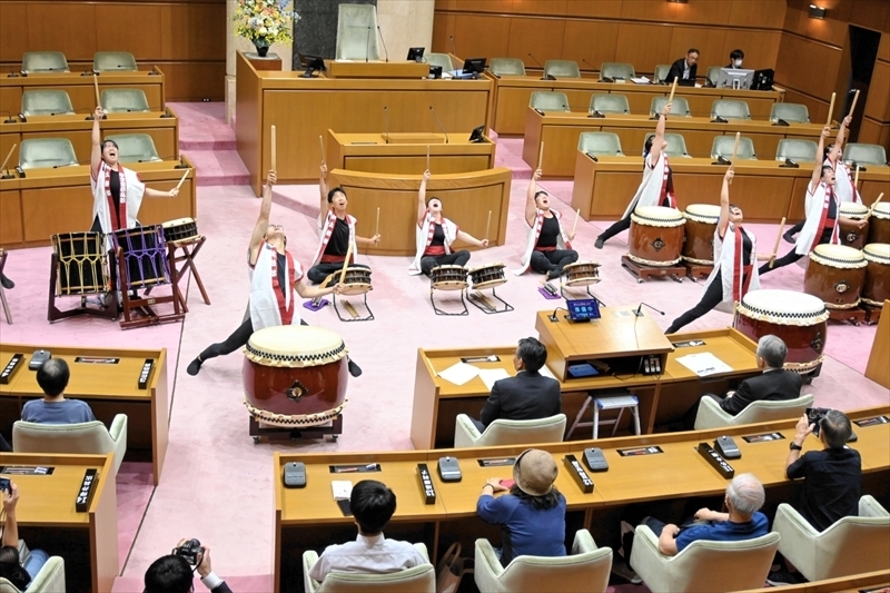 議場で力強い演奏を披露する帝京安積高和太鼓部のメンバーら