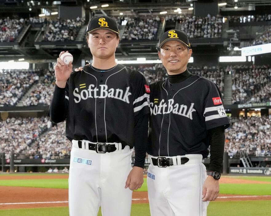 プロ初登板勝利を挙げ、ウイニングボールを手に小久保監督（右）とポーズを決めるソフトバンク・前田純＝エスコンフィールド