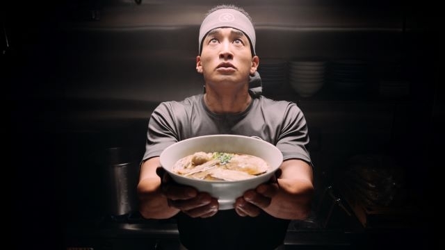 冷凍具付ラーメン「まるぐ」のCMに出演している男性は？