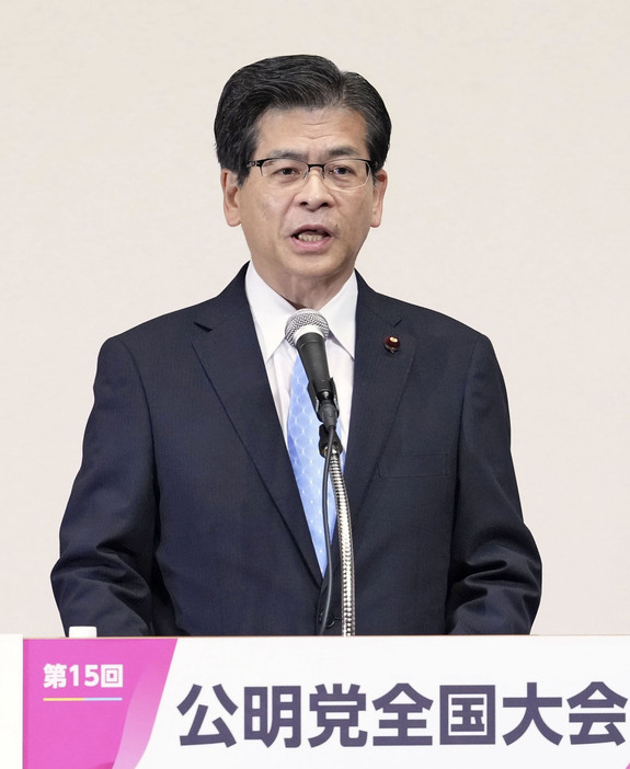 公明党の党大会で代表就任が正式承認され、あいさつする石井啓一新代表＝28日午後、東京都内