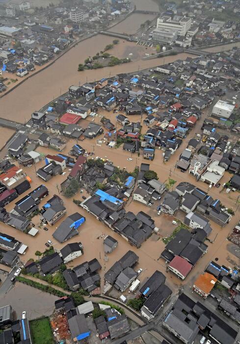 大雨で河原田川などが氾濫し、冠水した石川県輪島市の市街地＝21日午後2時26分（共同通信社ヘリから）