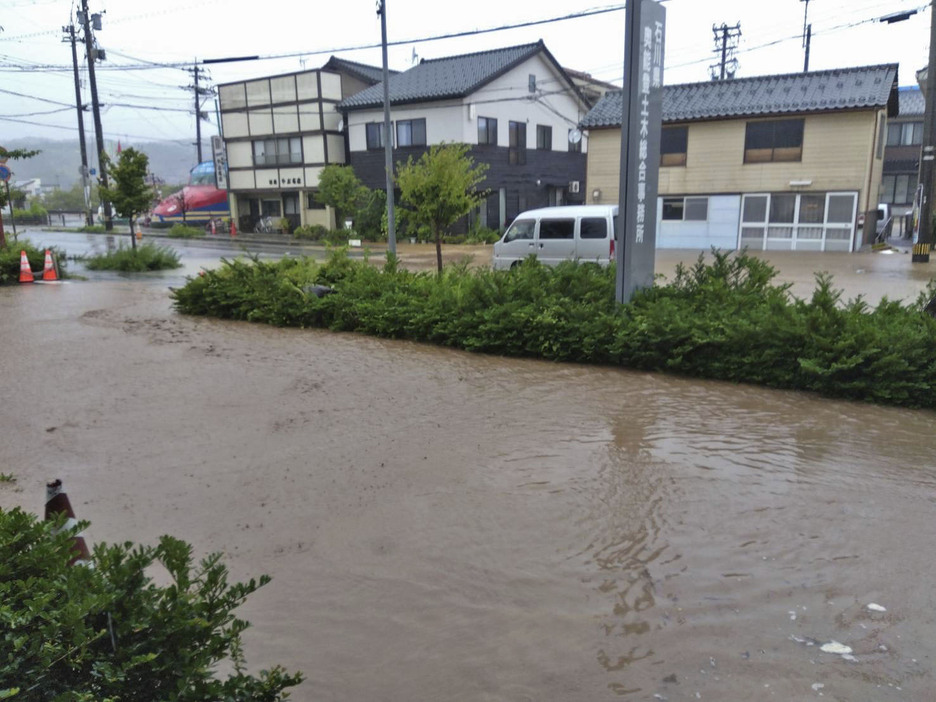 大雨で冠水した石川県輪島市内＝21日午前10時34分