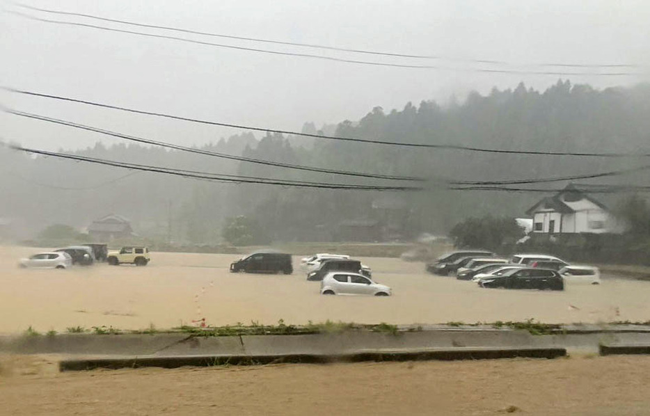 大雨で冠水した石川県輪島市内＝21日午前