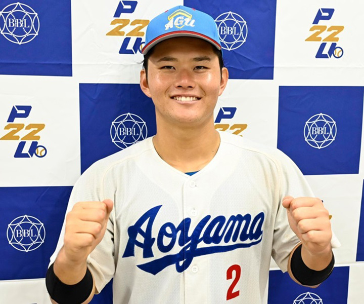 青学大は日大に連勝して勝ち点2。9回裏にサヨナラ打を放った不動の正捕手・渡部は笑顔を見せた[写真=矢野寿明]