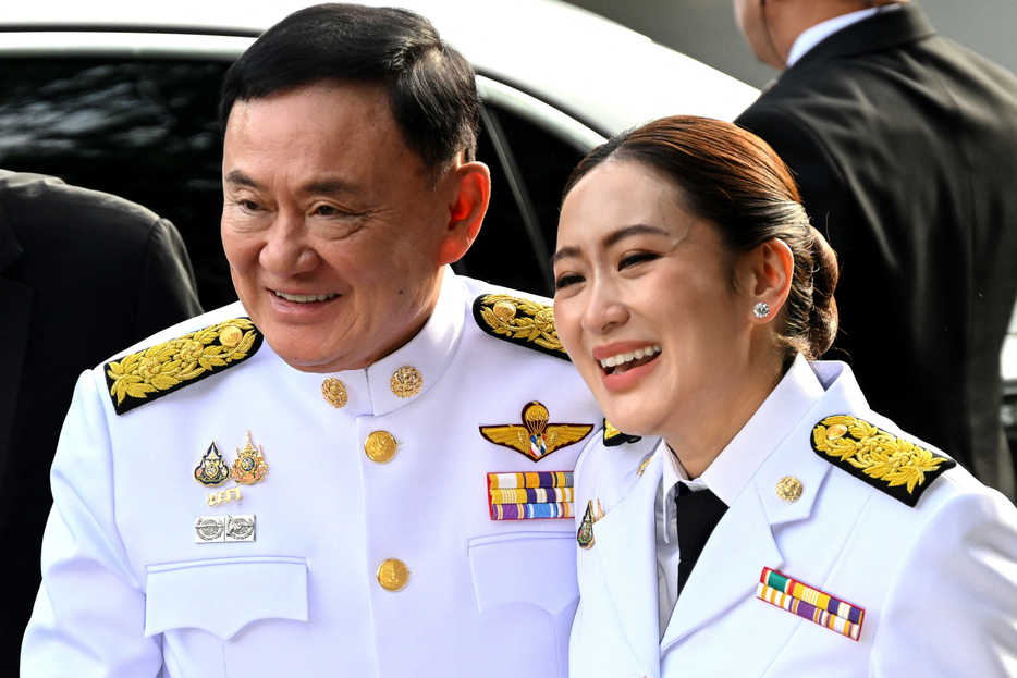 タイの首相となったタクシン・チナワット元首相（左）の娘であるペートンターン・チナワット次期首相（ロイター/アフロ）