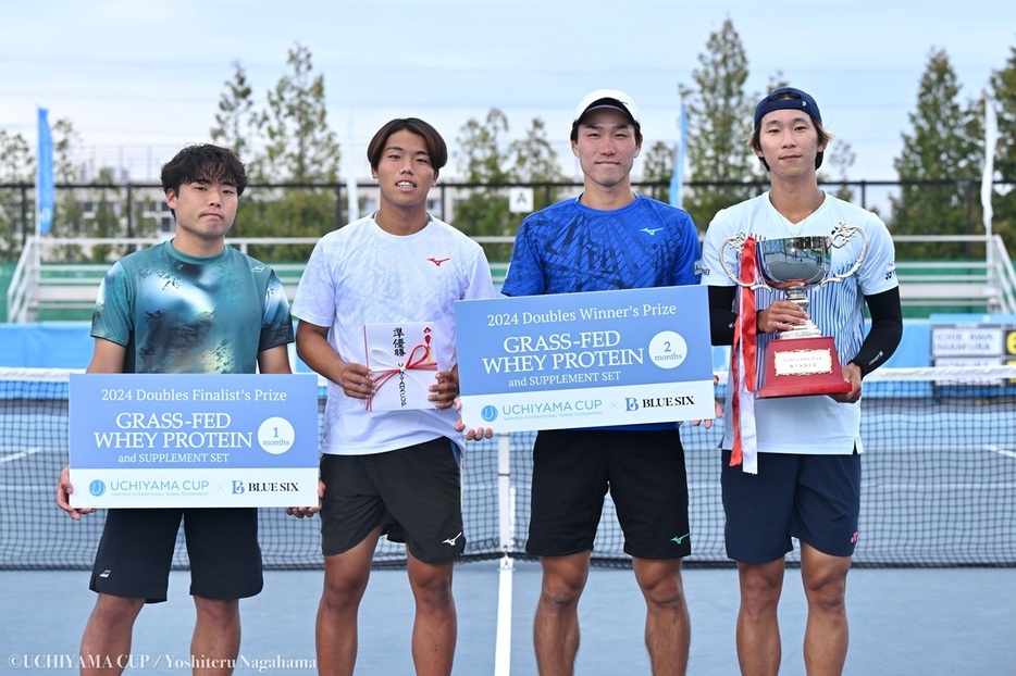 写真は（右から）男子ダブルス優勝の市川泰誠（ノア・インドアステージ）、今村昌倫（JCRファーマ）、準優勝の磯村志（やすいそ庭球部）、末岡大和（エキスパートパワーシズオカ）（©UCHIYAMA CUP、撮影◎長浜功明）