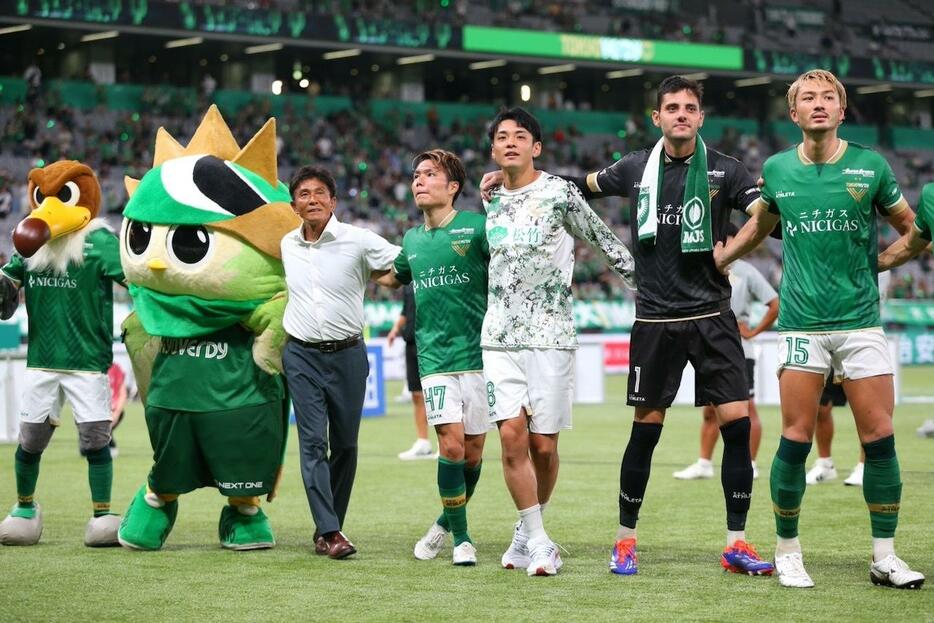 城福浩監督がチームを作り、選手たちがその期待に応えている（写真◎J.LEAGUE）