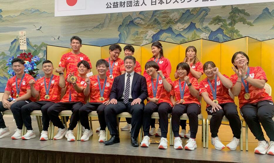 報告会で記念撮影する藤波朱理（前列右から4人目）らレスリング日本代表の選手ら＝27日午後、東京都港区