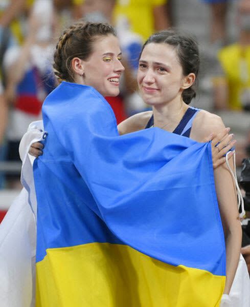 東京五輪の女子走り高跳びで健闘をたたえ合うヤロスラワ・マフチフ（左）とマリア・ラシツケネ＝２０２１年８月、国立競技場