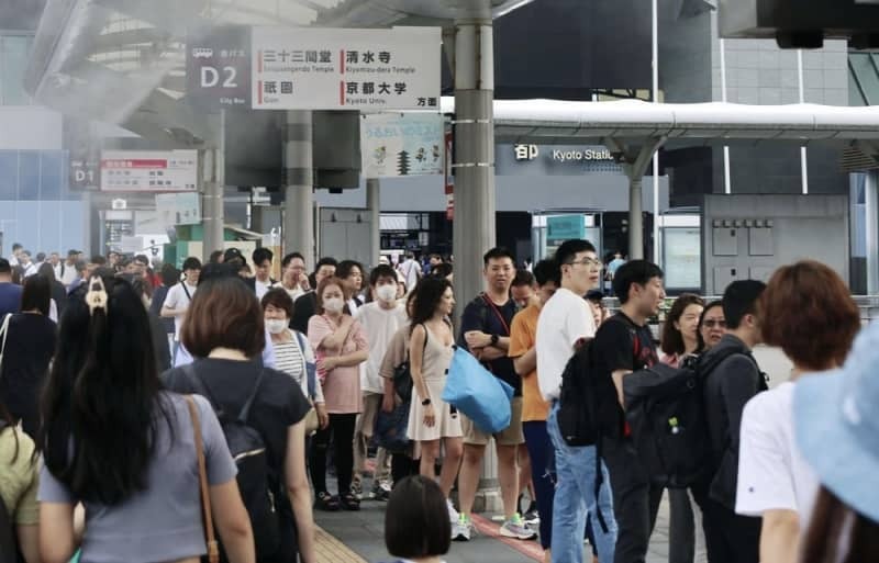 訪日客らで混雑するＪＲ京都駅前＝６月