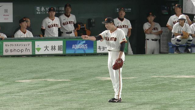 5回大城卓三選手の守備時、菅野智之投手のジェスチャー（画像:日テレジータス）