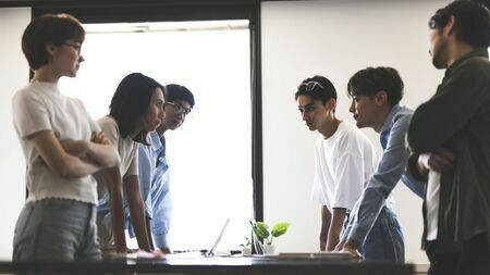 「日本人は、すぐに謝る」などと言われてきましたが、それも過去のものになりつつあります（写真：Graphs／PIXTA）