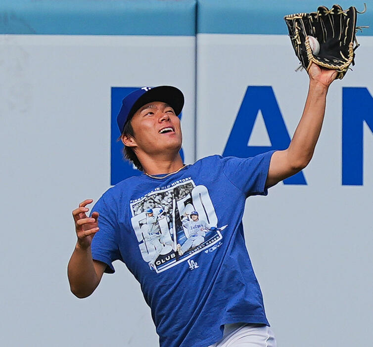 ドジャース対ロッキーズ　試合前、大谷50／50記念Tシャツを着て練習をするドジャース山本（撮影・菅敏）