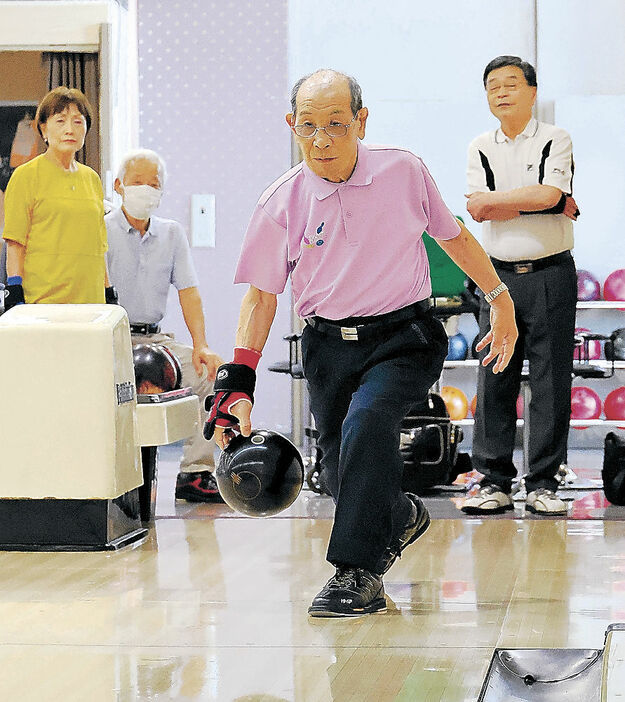 力強い投球を見せる９５歳の辻󠄀阪さん＝金沢市内のボウリング場