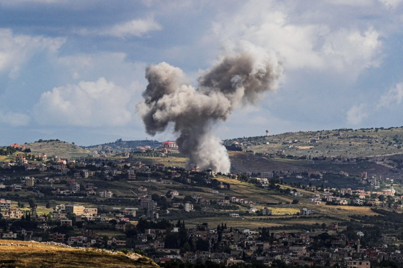 イスラエル軍が２４日、レバノンの首都ベイルート南郊で行った空爆で、イラン支援下にあるレバノンの武装組織ヒズボラのロケット部隊幹部が死亡した。写真はイスラエル北部のレバノンとの国境地帯で５月撮影（２０２４年　ロイター/Ayal Margolin）