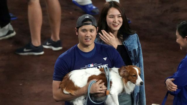 大谷翔平選手の地区優勝お祝いに駆けつけた妻の真美子さんと愛犬のデコピン(写真：AP/アフロ)