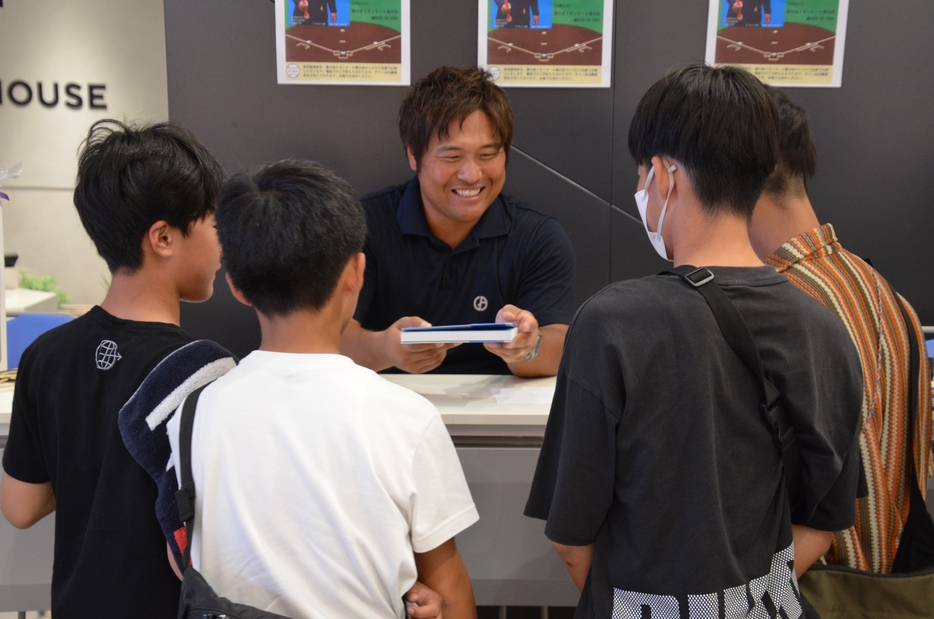 ファンに話しかける平田さん＝豊川堂イオンモール豊川店で