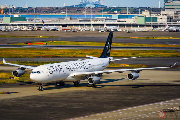 ルフトハンザ航空のエアバスA340。主翼端が後ろ向きの「後退翼」が設置されていることがわかる（乗りものニュース編集部撮影）。