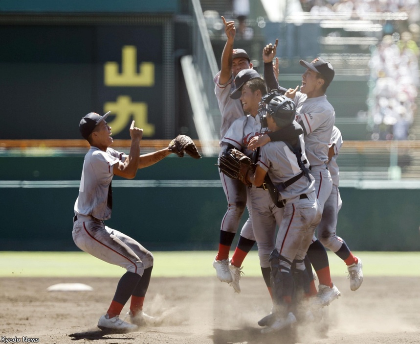 甲子園大会で初優勝して喜ぶ京都国際ナイン (C)Kyodo News