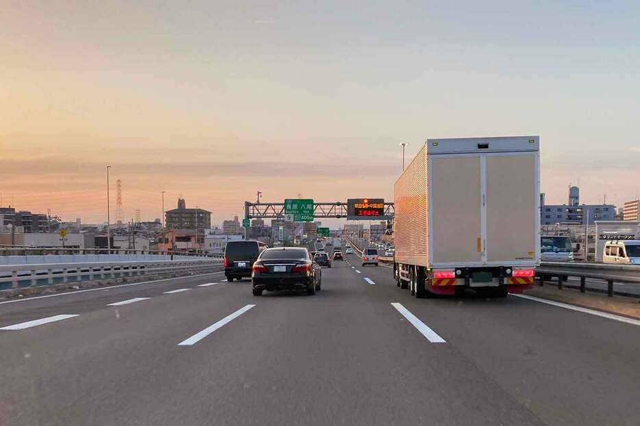 あまり起きないが、高速道路などを走っていると中央の車線に向けて同時に車線変更をしてくるクルマと被るケースがある。この場合、ブレーキなどを使って位置を調整すれば解決だが、万が一ぶつかってしまったら相手の後ろ側にクルマをぶつけた方が過失割合が大きくなる。