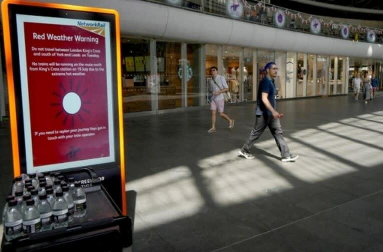 ２０２２年７月、ロンドンの駅に設置された、酷暑による列車の運休をしらせる表示（ＡＰ＝共同）