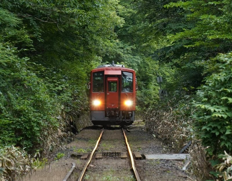 山間部を走るＪＲ木次線の列車＝７月１７日、広島県庄原市