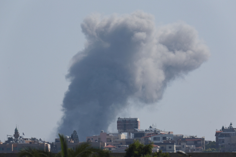 　９月２７日、イスラエル軍は、レバノン南部のイスラエル国境近くにあるシェバアを空爆し、地元当局によると子ども４人を含む一家９人が死亡した。レバノン南部で２７日撮影（２０２４年　ロイター/Amr Abdallah Dalsh）