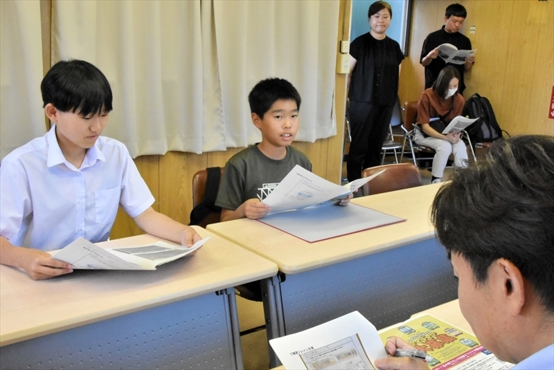 観光列車のアイデアを説明する（左から）角田杏さん、角田淳紘さん