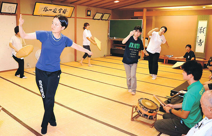 祭りに向けて練習に励む越中五箇山民謡保存会のメンバー。南砺平高郷土芸能部出身の若手が多い=ことぶき館