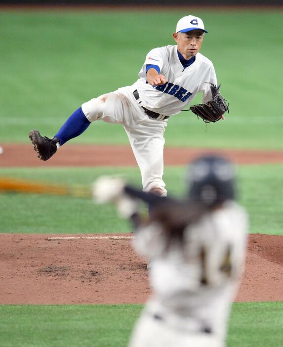 　高校女子選抜相手に力投するイチロー氏（撮影・伊藤笙子）