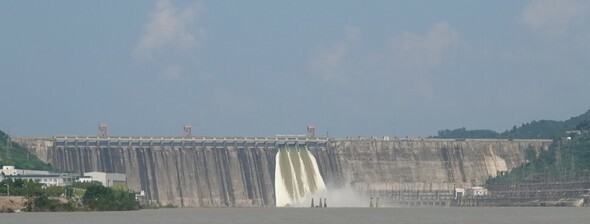 2024年8月下旬、鴨緑江の最大のダムであり、昭陽湖の4倍を超える貯水能力を持つ水豊ダムが放水している。7月下旬の鴨緑江沿岸の記録的な豪雨から1カ月以上にわたり、鴨緑江の朝中共同運営の6つの水力発電所は水門を開き、膨大な量の水を吐き出している