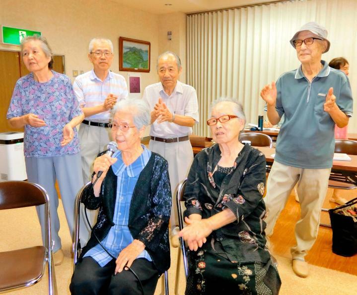 カナリヤ会メンバーの合いの手を背に「南国土佐を後にして」を朗々と歌う門石さん