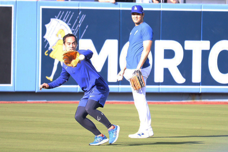 試合前に練習を行った、ドジャースの大谷翔平と通訳のウィル・アイアトン氏（左）【写真：編集部】