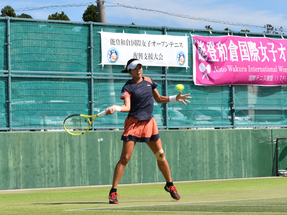 「能登和倉国際女子オープンテニス」（石川・和倉温泉運動公園テニスコート）で女子シングルス準々決勝に進出した加治遥（島津製作所）（写真提供◎能登和倉国際女子オープンテニス実行委員会）