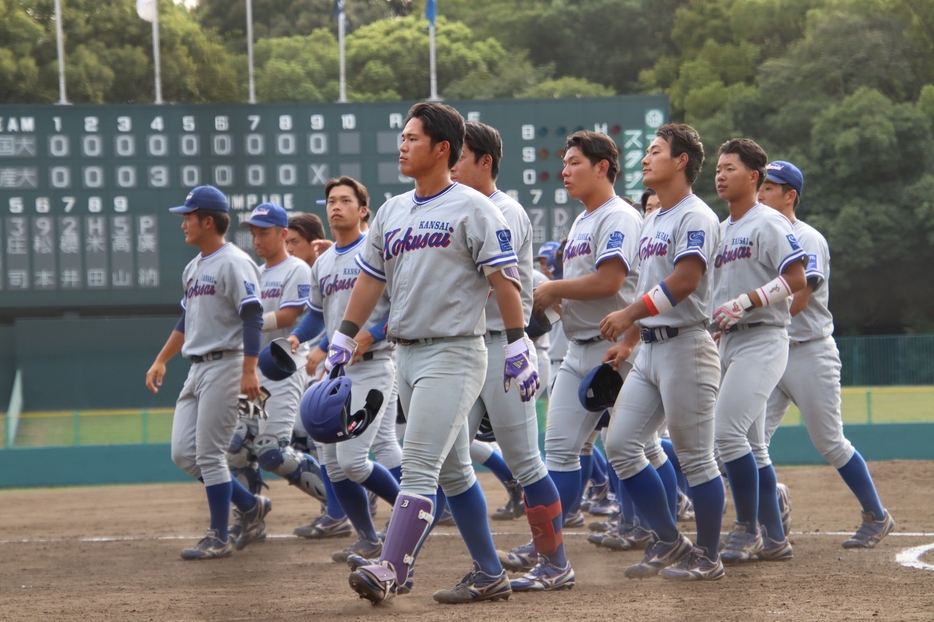 苦戦が続く関西国際大の選手たち